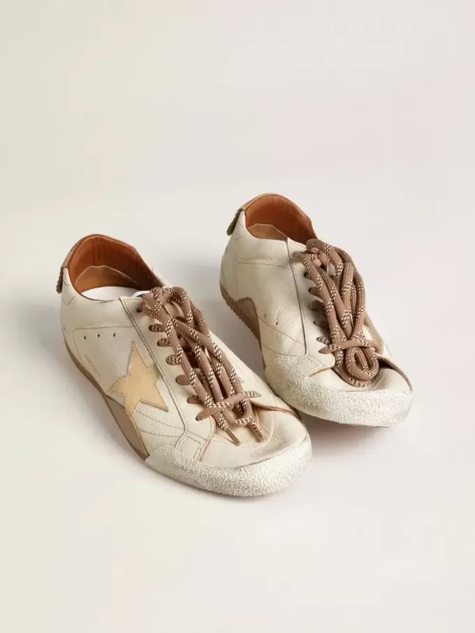 True-Star voor heren in wit nappaleer met gouden folie-ster en beige suède hielstuk.