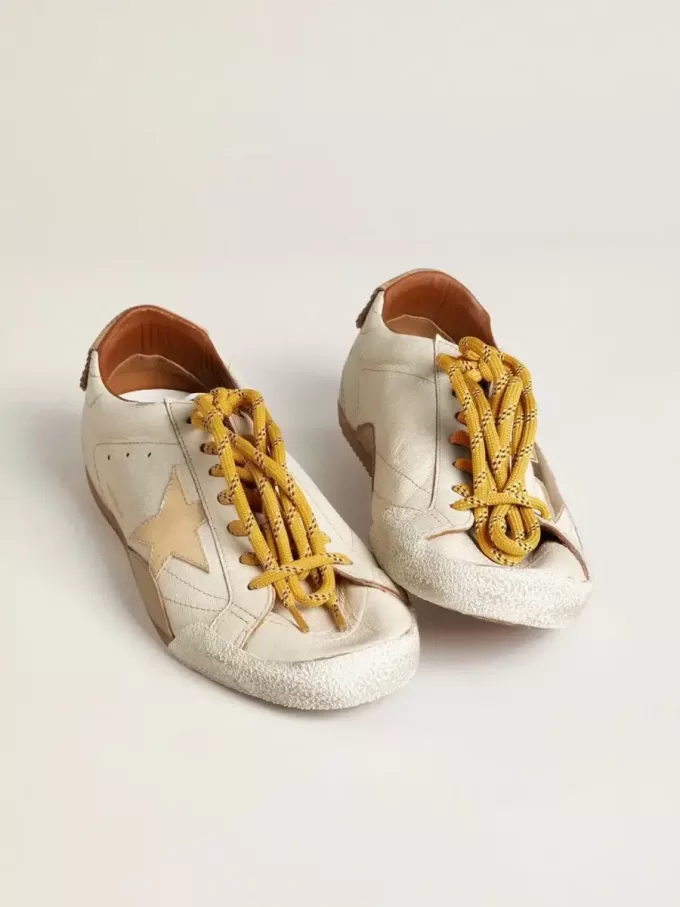 True-Star voor heren in wit nappaleer met gouden folie-ster en beige suède hielstuk.