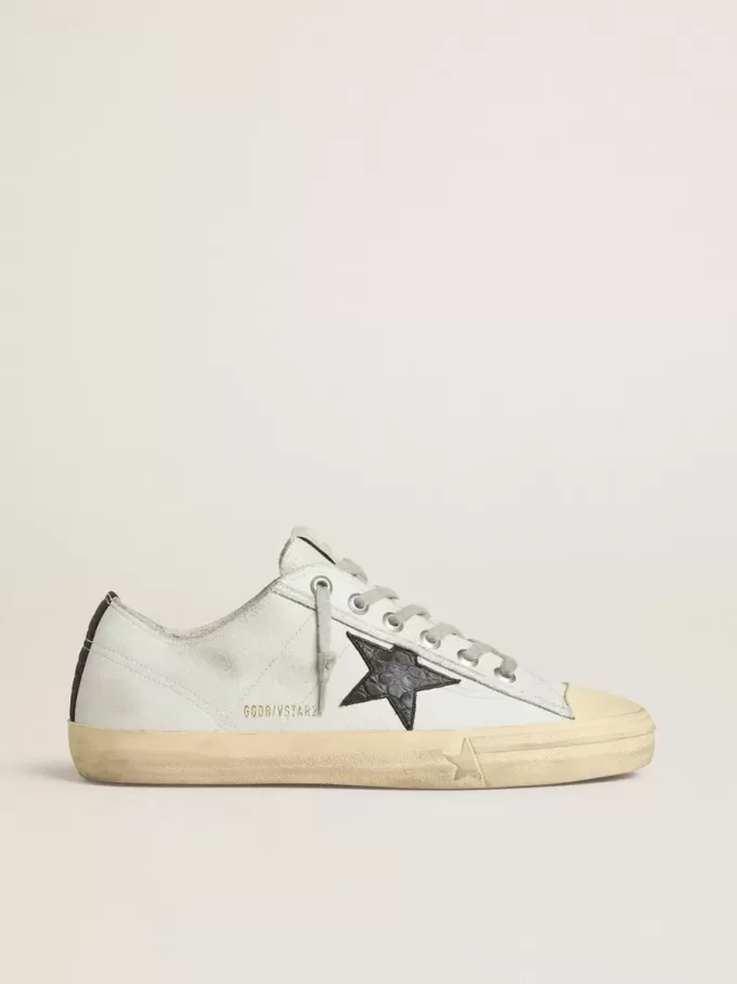 V-Star in leer met zwarte ster en hielstuk van leer met krokodillenprint