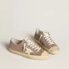 V-Star voor dames in lichtbruin metallic suède met crèmekleurige leren ster