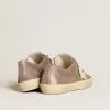 V-Star voor dames in lichtbruin metallic suède met crèmekleurige leren ster
