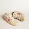 V-Star voor dames in lichtgrijs canvas met een rode leren ster