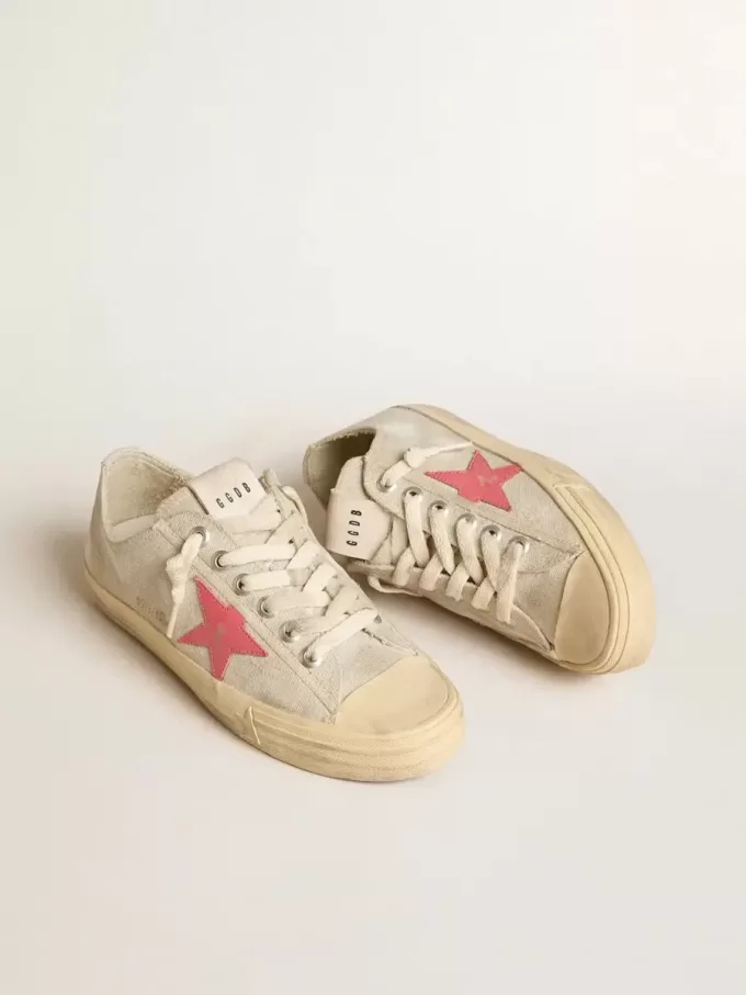 V-Star voor dames in lichtgrijs canvas met een rode leren ster