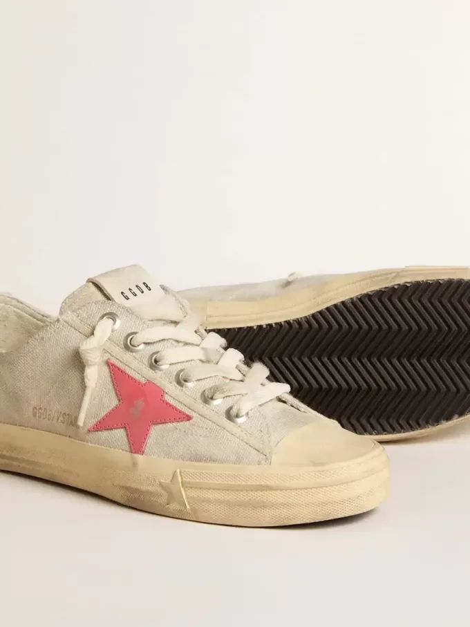 V-Star voor dames in lichtgrijs canvas met een rode leren ster