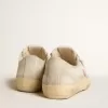 V-Star voor dames in lichtgrijs canvas met een rode leren ster
