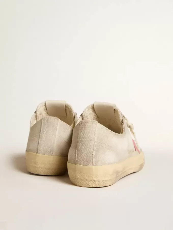 V-Star voor dames in lichtgrijs canvas met een rode leren ster