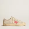 V-Star voor heren in lichtgrijs canvas met een rode leren ster