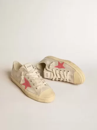 V-Star voor heren in lichtgrijs canvas met een rode leren ster