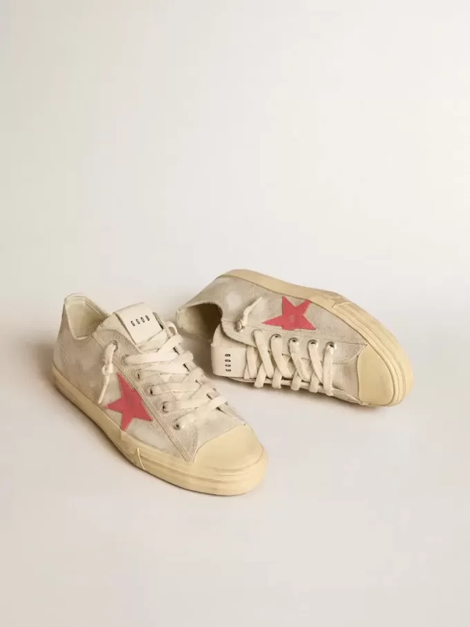 V-Star voor heren in lichtgrijs canvas met een rode leren ster