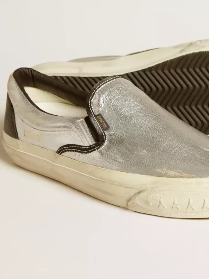 VCE Penstar voor dames in metallic zilverkleurig leer met zwarte leren hielband