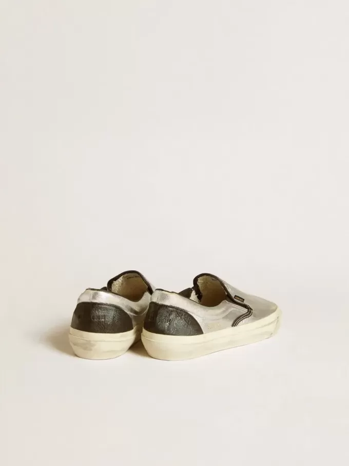 VCE Penstar voor dames in metallic zilverkleurig leer met zwarte leren hielband