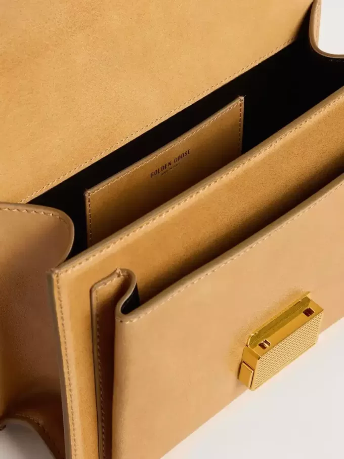 Venezia-tas in okergeel reliëfleer met gouden details