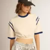 Verouderd wit katoenen cropped T-shirt met tekst op de achterkant