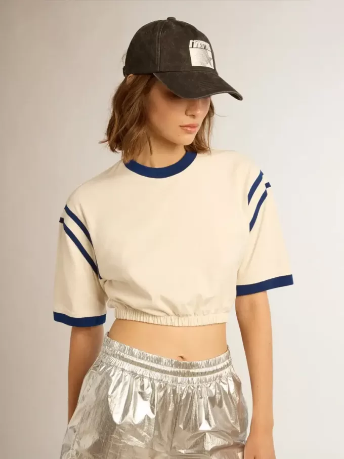 Verouderd wit katoenen cropped T-shirt met tekst op de achterkant