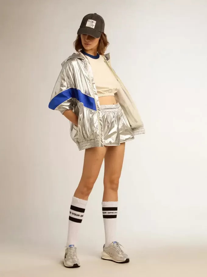 Verouderd wit katoenen cropped T-shirt met tekst op de achterkant