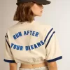 Verouderd wit katoenen cropped T-shirt met tekst op de achterkant