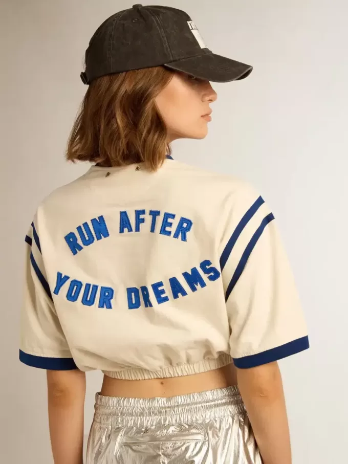 Verouderd wit katoenen cropped T-shirt met tekst op de achterkant
