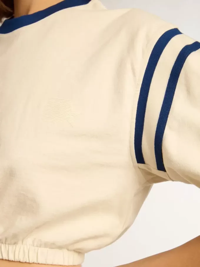 Verouderd wit katoenen cropped T-shirt met tekst op de achterkant