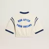 Verouderd wit katoenen cropped T-shirt met tekst op de achterkant