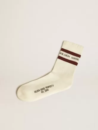 Versleten witte sokken met distressed details en bruine strepen