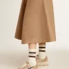 Versleten witte sokken met distressed details en bruine strepen