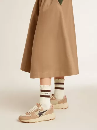 Versleten witte sokken met distressed details en bruine strepen