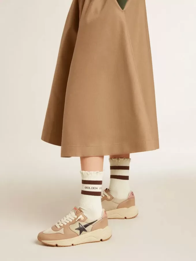 Versleten witte sokken met distressed details en bruine strepen