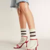 Versleten witte sokken met distressed details en bruine strepen