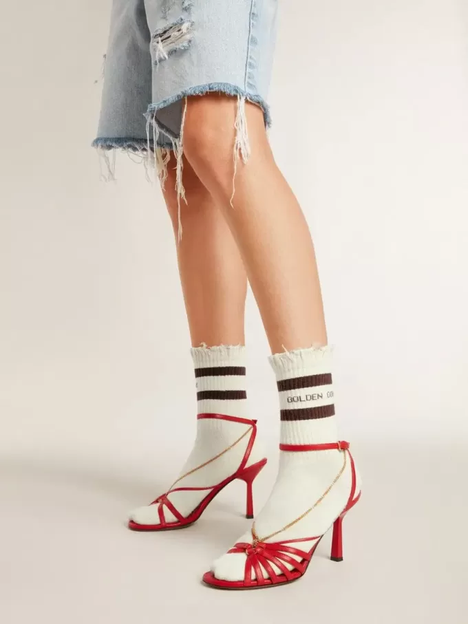 Versleten witte sokken met distressed details en bruine strepen