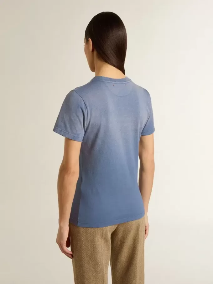 Vervaagd lichtblauw T-shirt voor dames met print op de borst