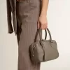Vita-tas in saliegroen leer met gouden details