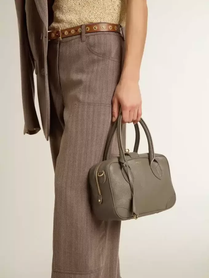 Vita-tas in saliegroen leer met gouden details