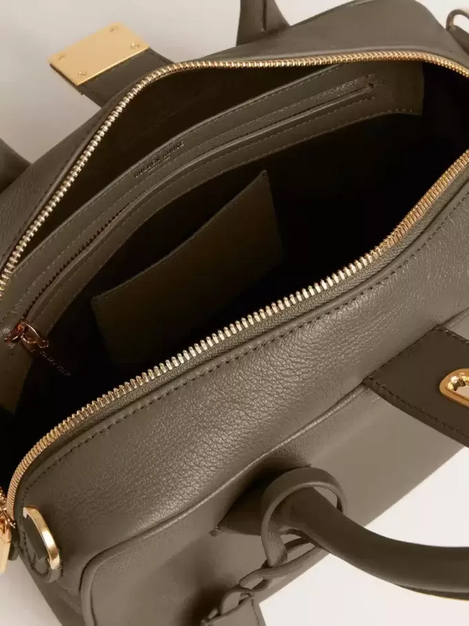 Vita-tas in saliegroen leer met gouden details