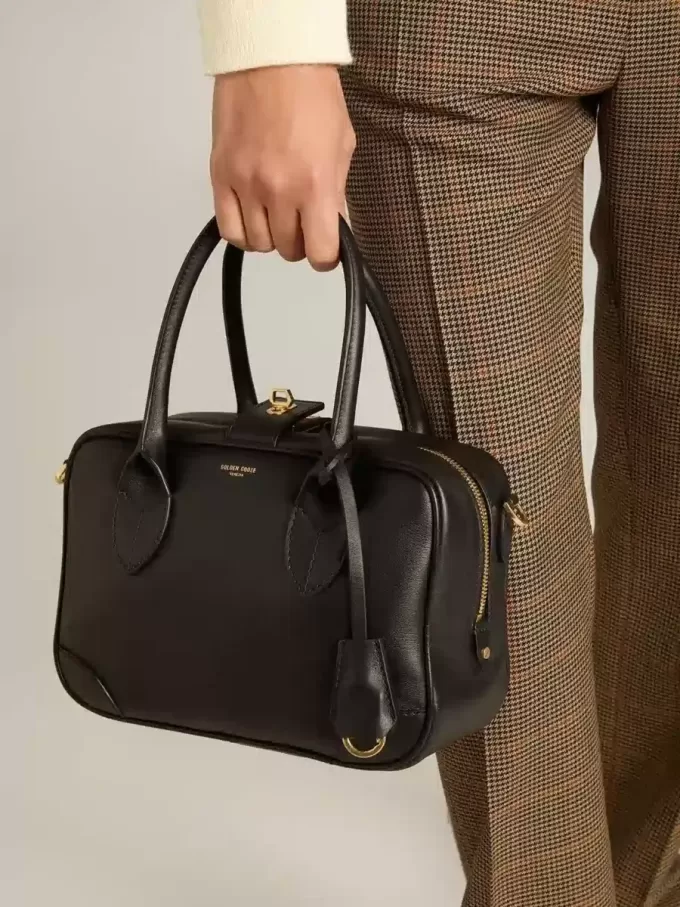 Vita-tas van glad zwart leer met gouden details