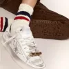 Vrouwelijke kubusvormige bedels in antiek goudkleur met letters van het alfabet