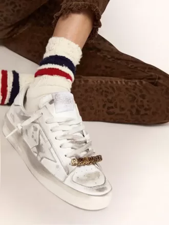 Vrouwelijke kubusvormige bedels in antiek goudkleur met letters van het alfabet