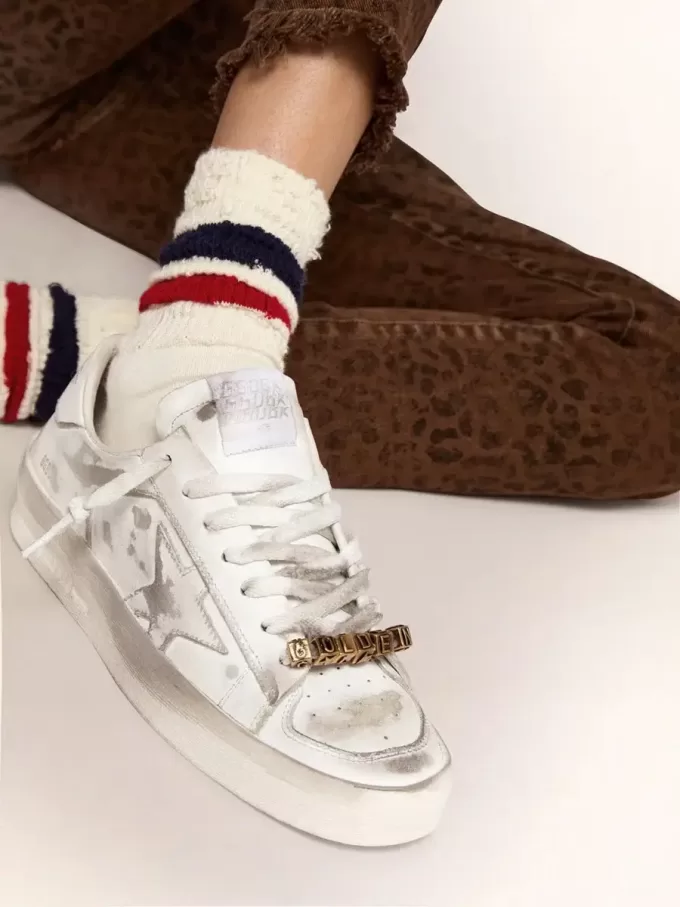 Vrouwelijke kubusvormige bedels in antiek goudkleur met letters van het alfabet