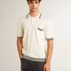 Wit gebreid poloshirt voor heren met blauwe boord