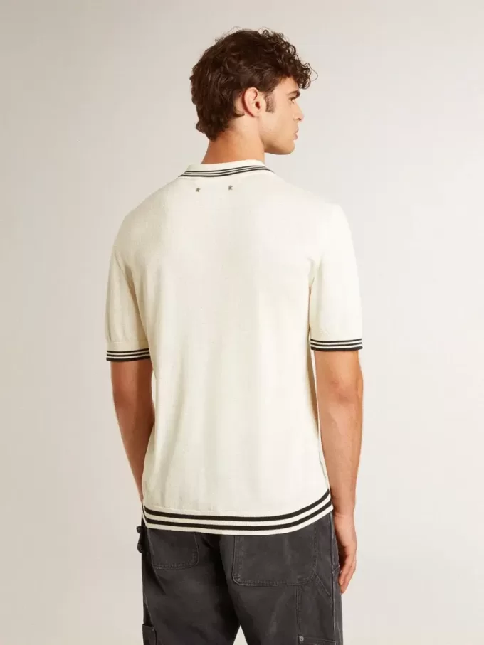 Wit gebreid poloshirt voor heren met blauwe boord