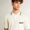 Wit gebreid poloshirt voor heren met blauwe boord