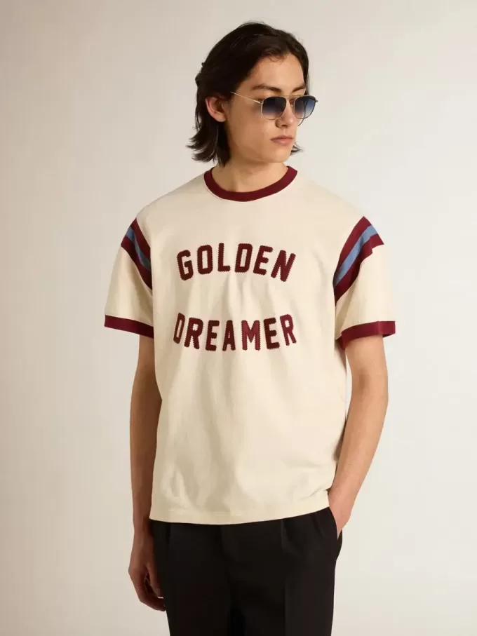 Wit heren-T-shirt met bordeauxrode letters op de voorkant