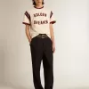 Wit heren-T-shirt met bordeauxrode letters op de voorkant