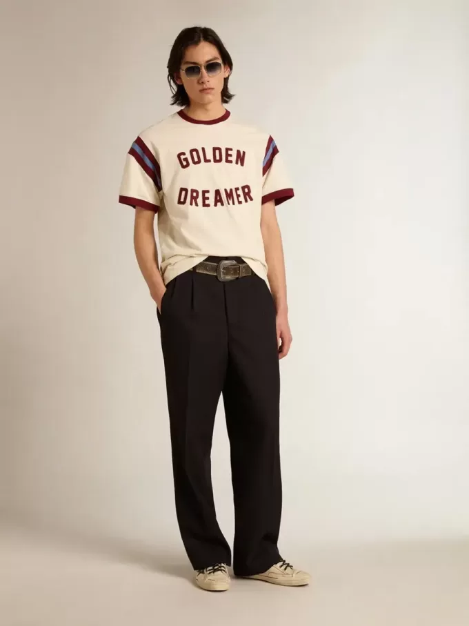 Wit heren-T-shirt met bordeauxrode letters op de voorkant