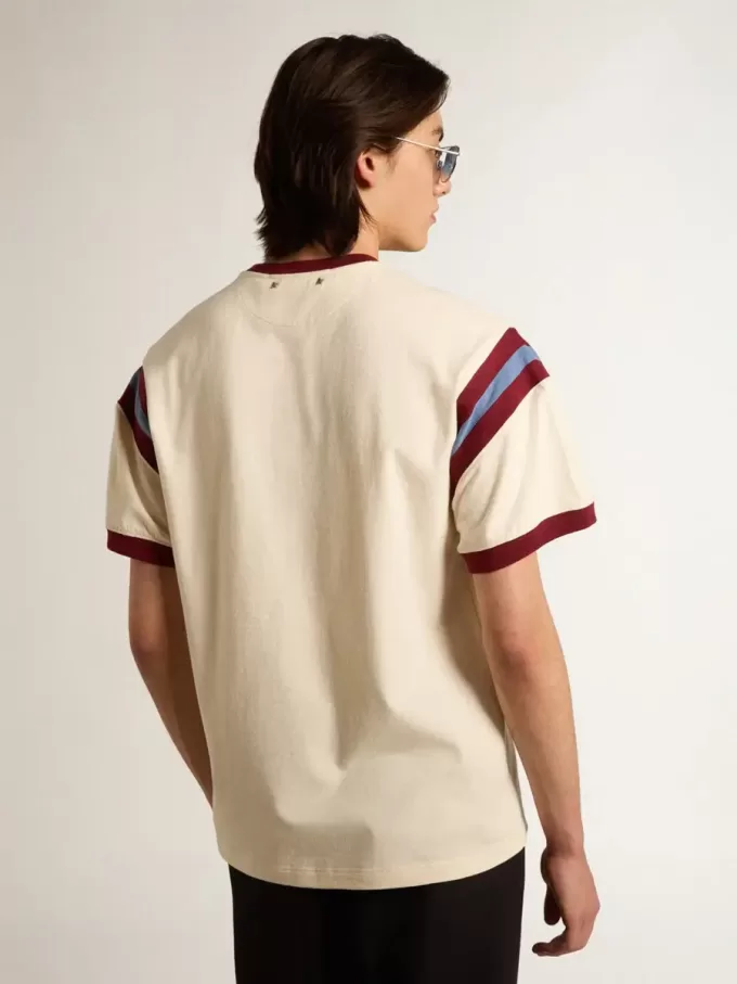 Wit heren-T-shirt met bordeauxrode letters op de voorkant