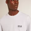 Wit heren-T-shirt met donkerblauwe ster op de rug