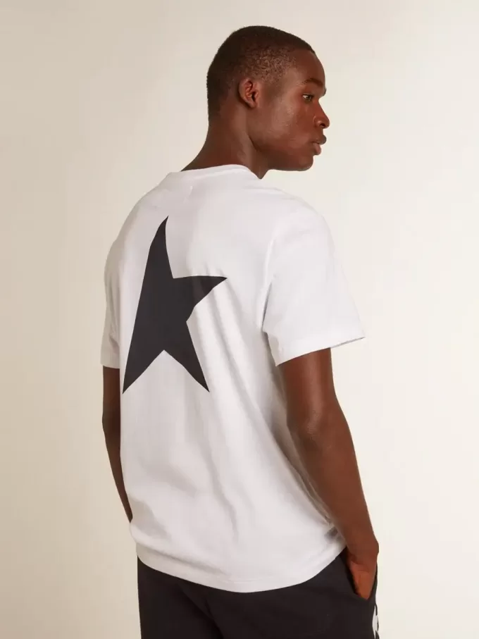Wit heren-T-shirt met donkerblauwe ster op de rug
