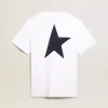 Wit heren-T-shirt met donkerblauwe ster op de rug