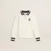 Wit katoenen poloshirt voor kinderen met borduursel op de borst en print op de rug.