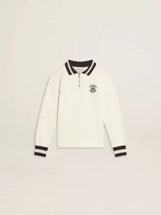 Wit katoenen poloshirt voor kinderen met borduursel op de borst en print op de rug.