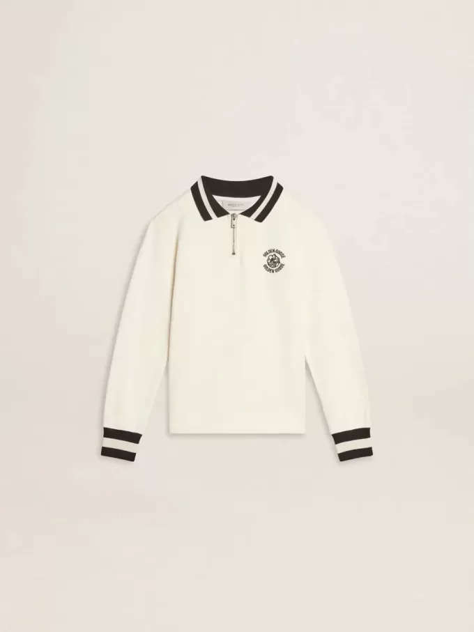 Wit katoenen poloshirt voor kinderen met borduursel op de borst en print op de rug.